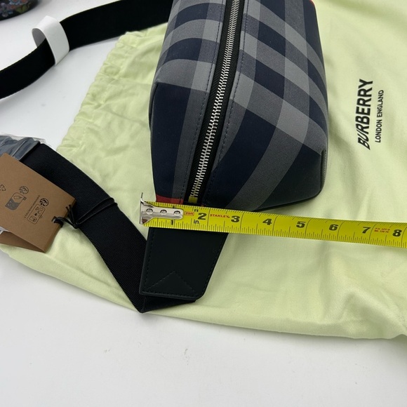 Women's Burberry Sonny  check Belt bag adjustable in navy blue made in Italy - Picture 8 of 9